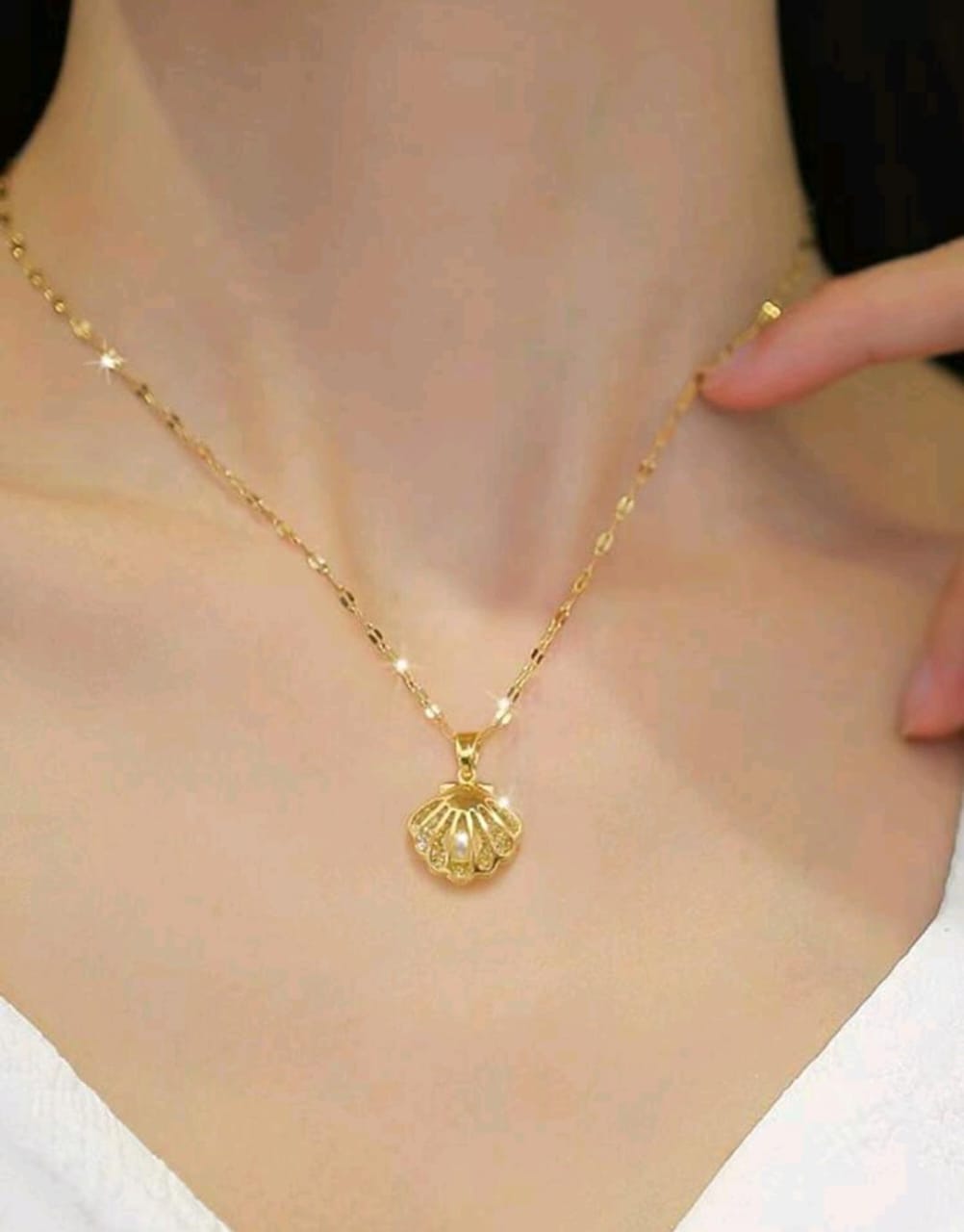 Sea shell pendant with pearl inside gold