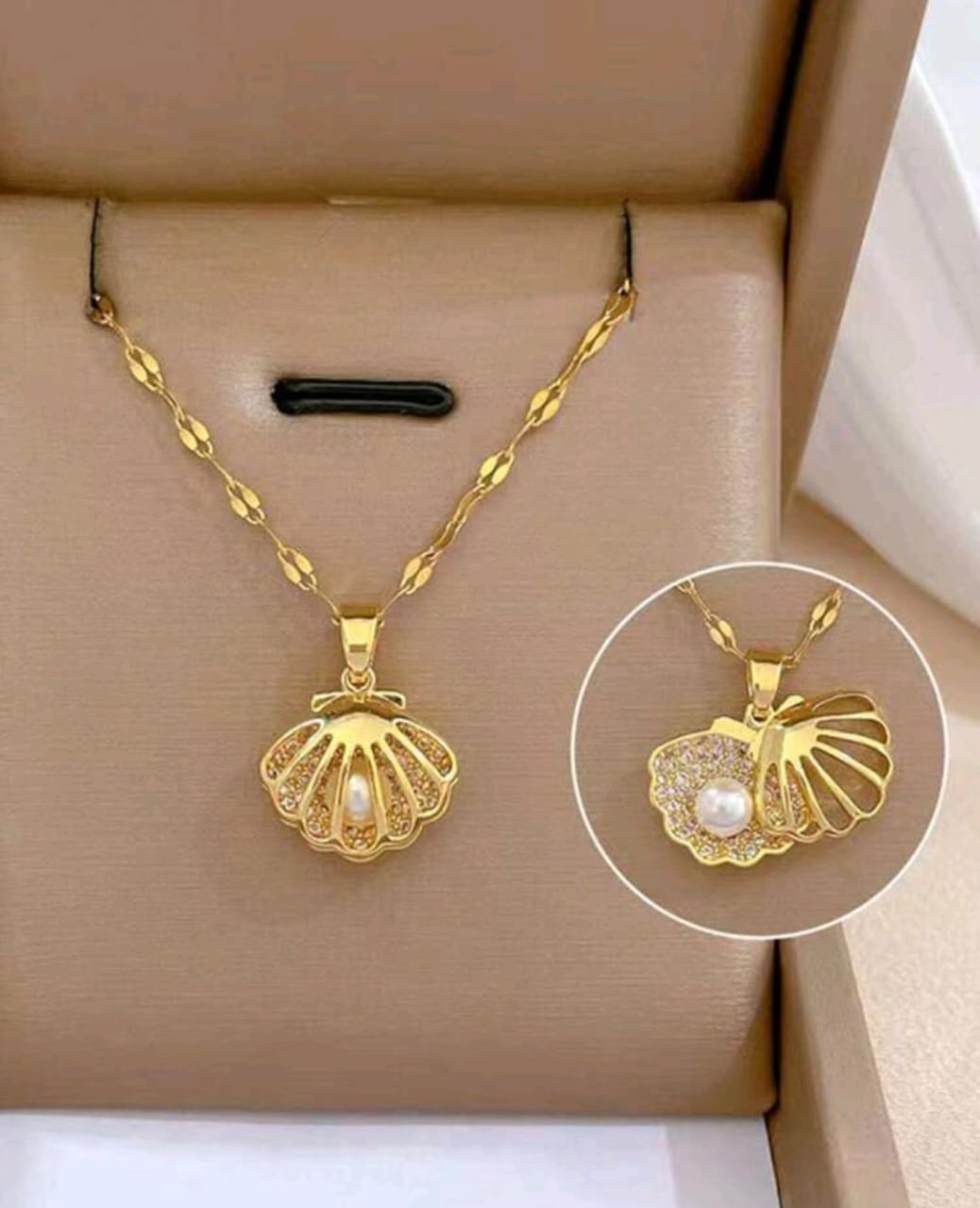 Sea shell pendant with pearl inside gold