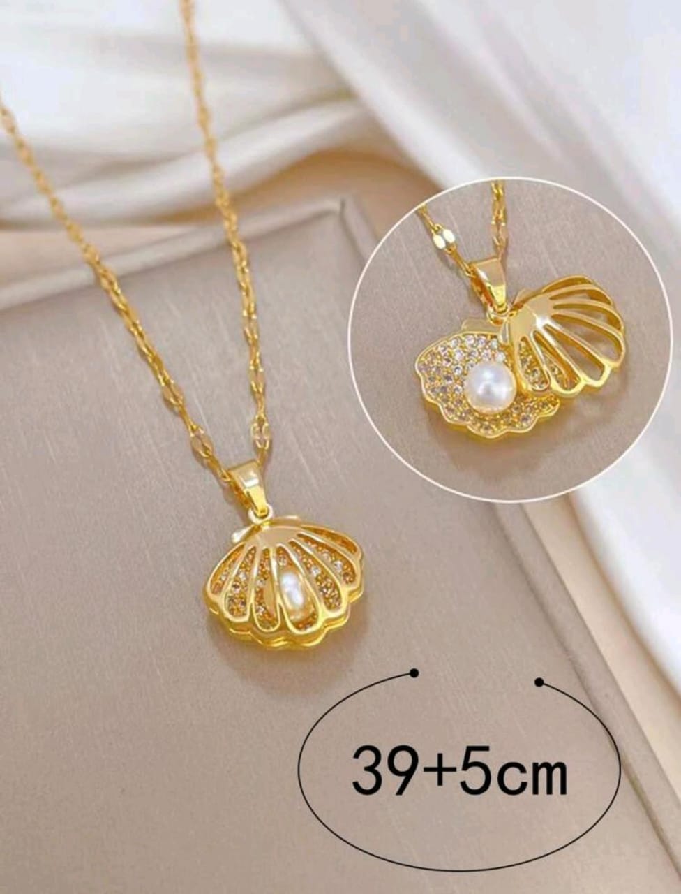 Sea shell pendant with pearl inside gold