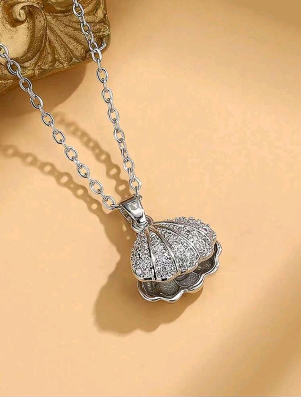 Sea shell pendant with pearl inside silver