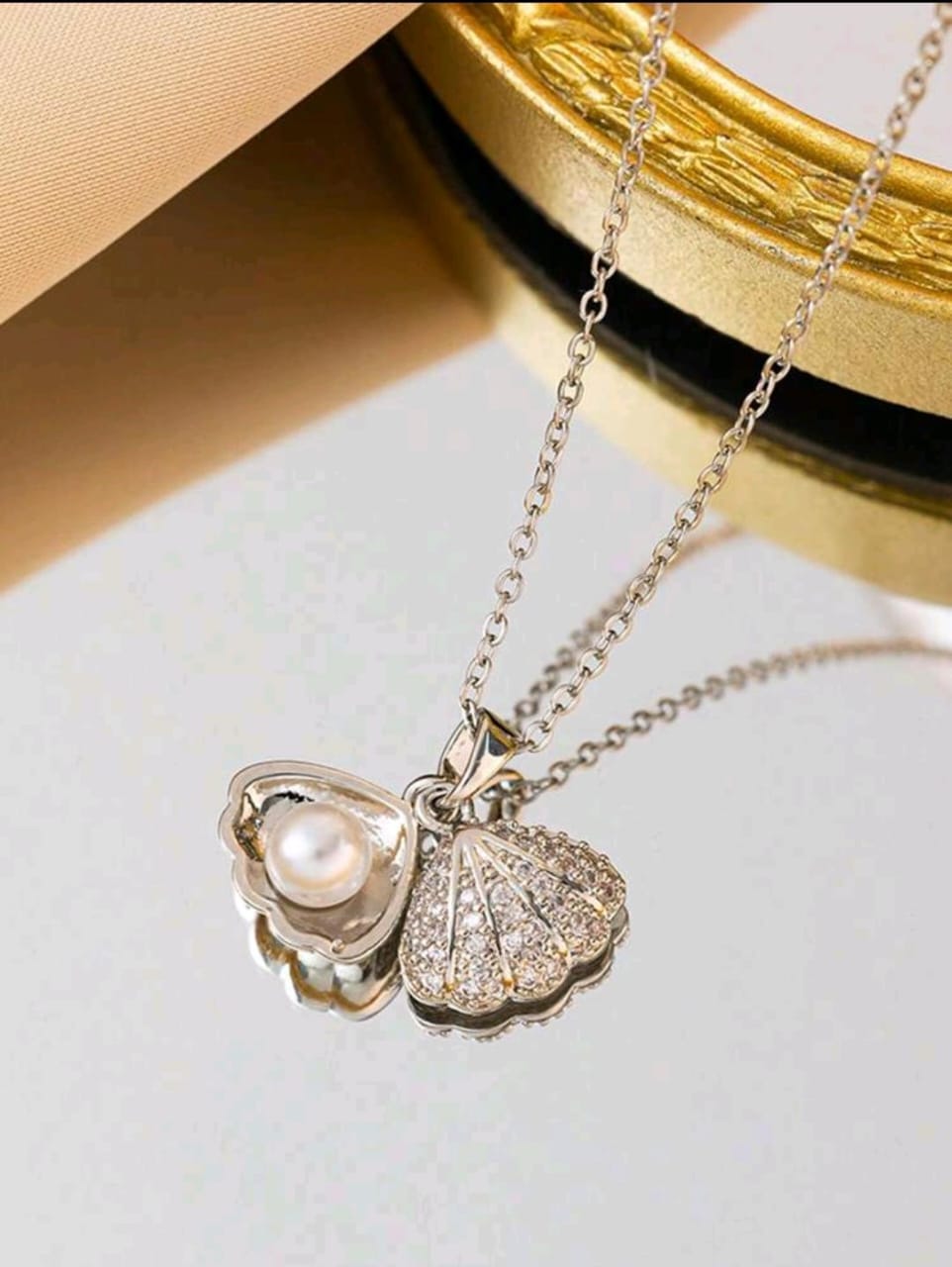 Sea shell pendant with pearl inside silver