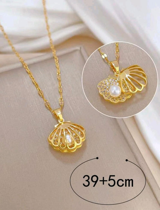 Sea shell pendant with pearl inside gold