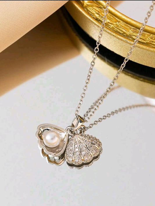 Sea shell pendant with pearl inside silver